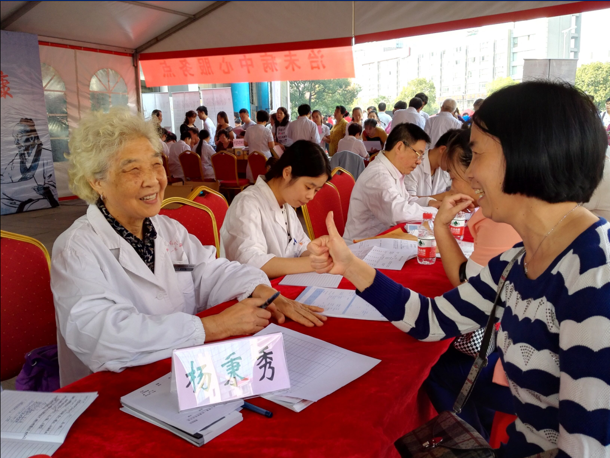 现场群众为杨秉秀教授点赞周先生和爱人结婚后几年都没有怀上小孩